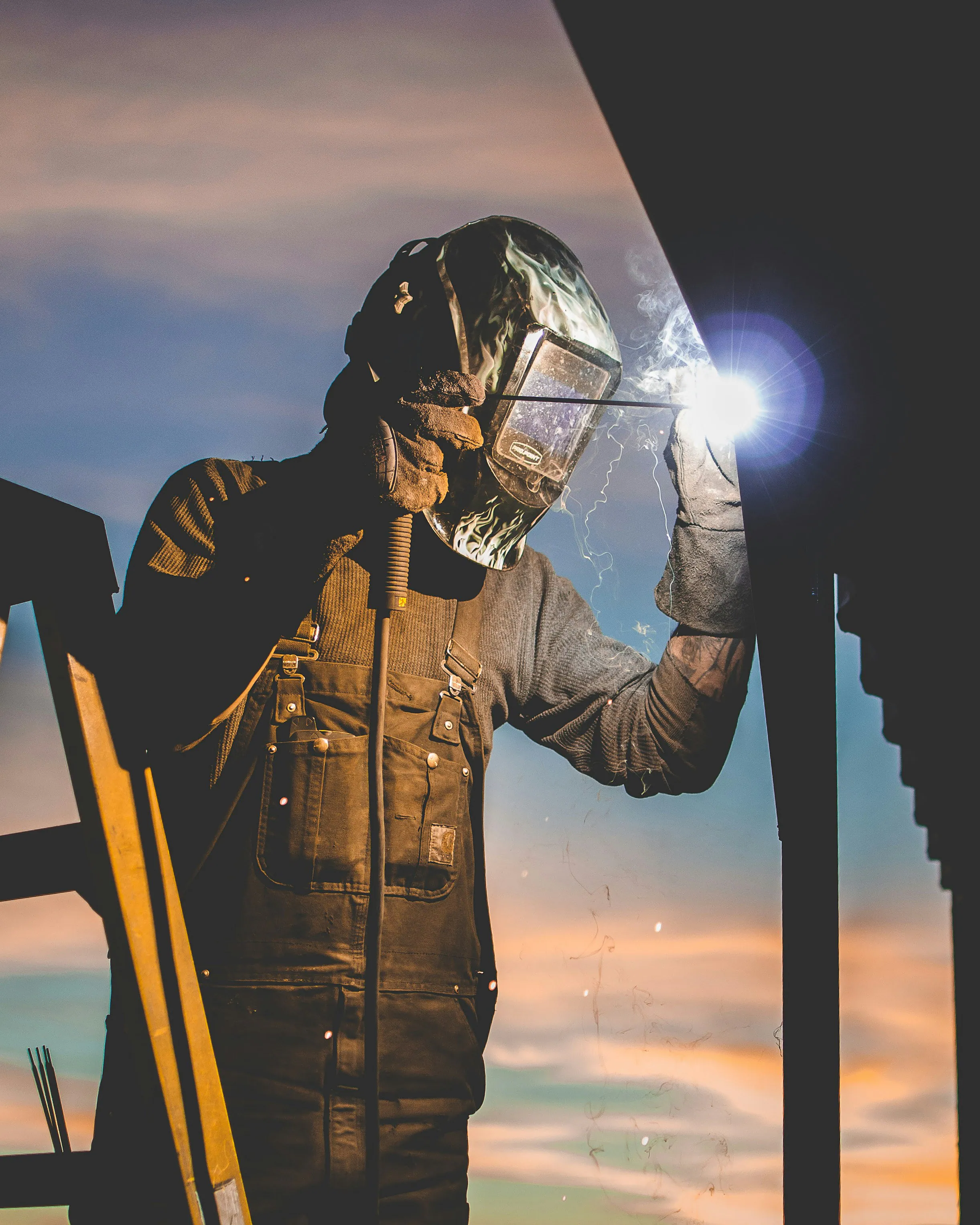 Soudeur au travail sur une structure métallique