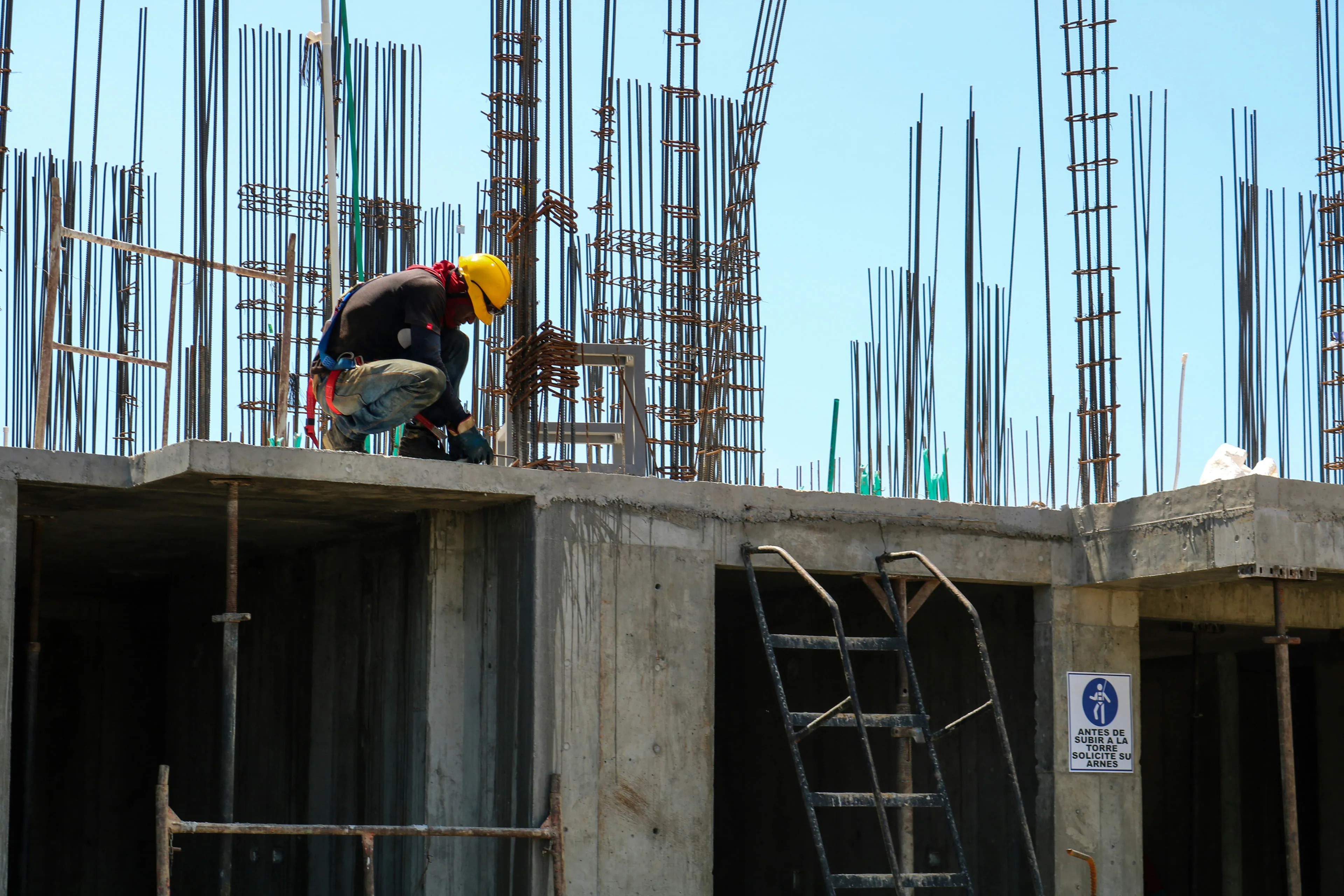 Ouvrier travaillant sur une structure en béton armé